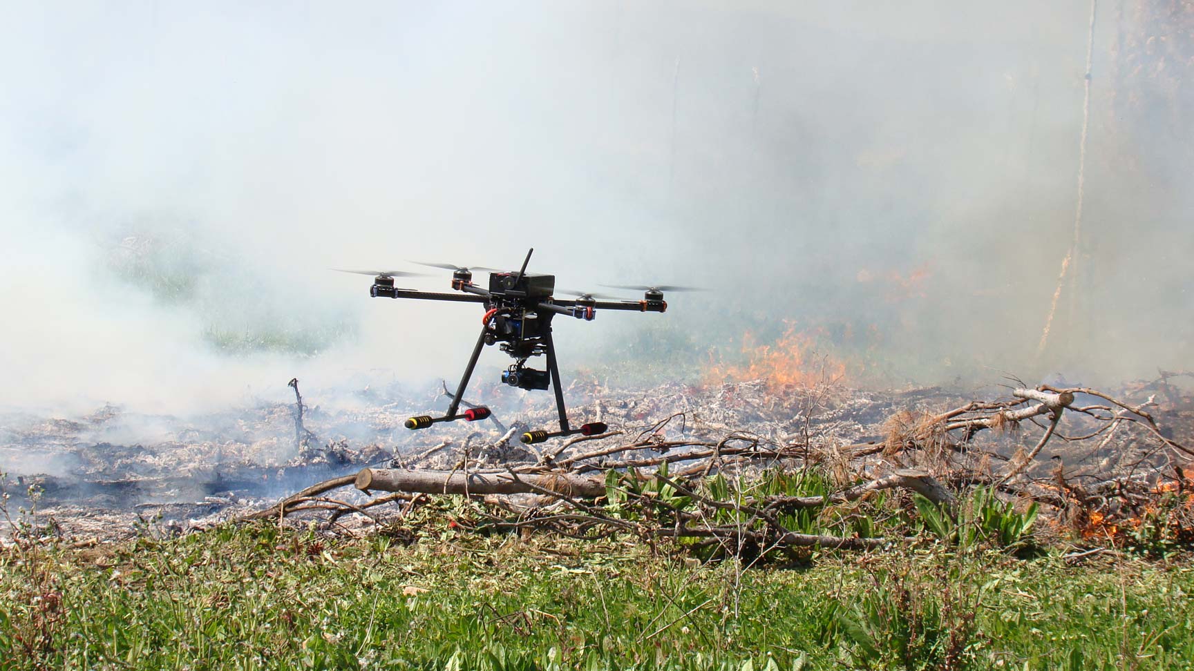 Foto3: Medición y monitoreo del fuego mediante sensores de infrarrojo ubicados en un dron.